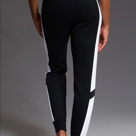 Onzie Black & White Blocked Sweatpants. Size M/L - Picture 4 of 11
